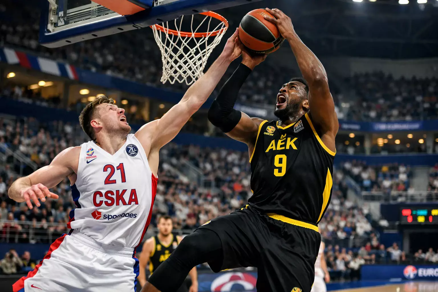 Gracze koszykówki podczas meczu Euroligi